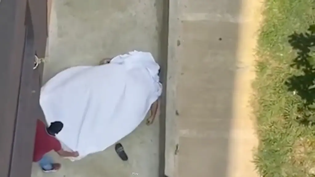 Notorious gang leader plunges off 8 storey building balcony to his d3ath while trying to flee police  (video)